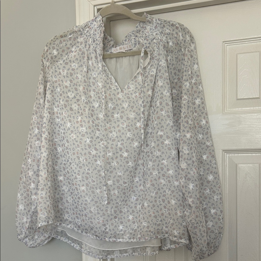 Karlie White and Gray Patterned Blouse